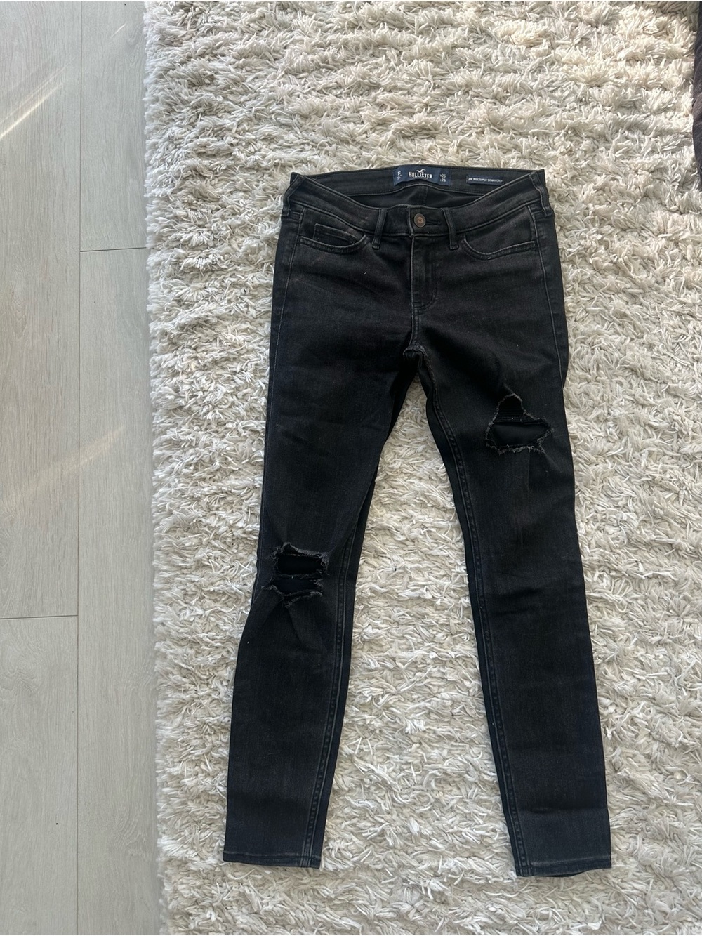 Hollister Low-Rise Super Skinny Crop Jeans Distressed Black Waist 25